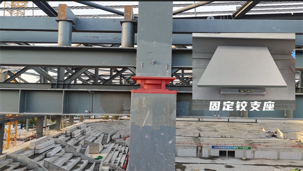 1736733208375844.png 桁架兩端通過(guò)箱體連接于框架柱頂的成品固定鉸支座上方.png