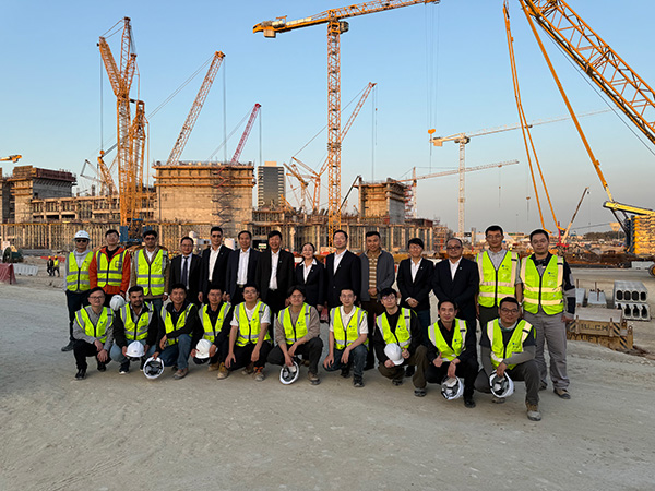 與阿美體育場(chǎng)項目人員合影.jpg